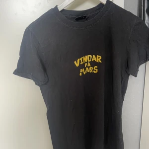 Hov1 merch - Säljer min vindar på mars hov1 merch. Köpt från deras hemsida. Sparsamt använd. Köpare står för frakt. Säljer fler hov1 merch på min sida, paketpris kan fixas. 