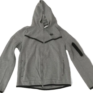 Nike Tech grå Juniorstorlek XL 158-170cm - Köpt från Nike.com och har inte använt den  för den inte passa på mig den är  helt ny