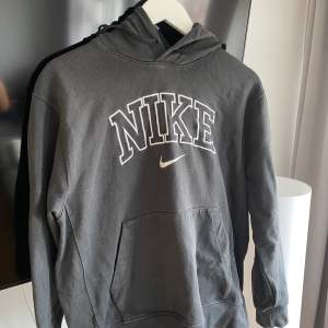 Nike Hooded Sweatshirt  Storlek Medium (lite mindre i storleken) Modell 185cm  Skick 7/10 