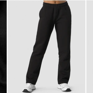 Svarta mjukisbyxor - Svarta raka mjukisbyxor från ICIW. Helt oanvända. Nypris: 699kr. Hör av dig för mer information 🤍