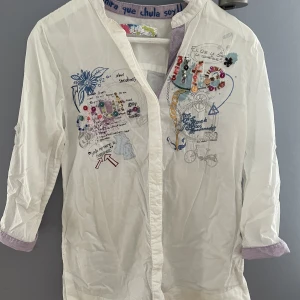 Desigual - Säljer denna desigual blus/skjorta. Den är i fint skick.