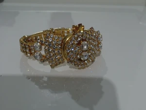 Från London - Köpte de från London, kommer inte ihåg vilken butik de var! Det är en kocka men man kan ha på sig den som en atmband, vilkte är jätte smart. Jag den har rätt mucket dimanter(fejka såklart) i olika storlekar