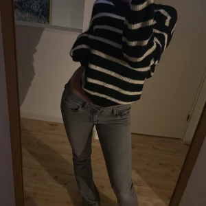 Stickad tröja  - En blå-vit randig stickad tröja som är super mysig nu till höst och vinter! Jag säljer på grund av att jag har för mycket kläder, tröjan är använd några gånger men i superfint skick och utan deffekter. 