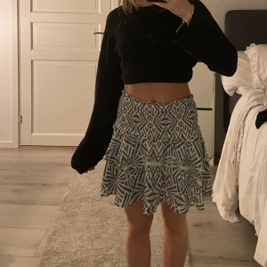 Volang kjol  - Fin och söt volang kjol, använd ett fåtal gånger Pris: 129 Nypris: 299kr (Pris kan diskuterask) Vid frågor tveka inte med att höra av er 🥰