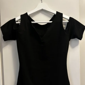 Tshirt med öppna axlar - öppna axlar tshirt i nytt skick med fin urringning 