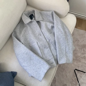 Trendig jacka ifrån Lager 157 - En snygg trendig höst ja ka ifrån Lager 157 Som är helt perfekt! Jag har användt den ett fåtal gånger och den är i väldigt bra skick! Den är i storlek M men passar mig perfekt som vanligtvis har Storlek S! nypris 400! Mitt pris 250kr + frakt! 😊💕