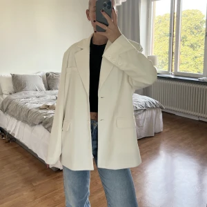 Vit blazer  - Vit blazer från NA-KD x Danny Saucedo 