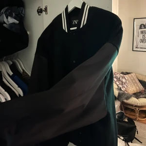 Collage jacka  - Från zara, med ”silkes” material på armarna 