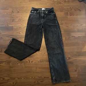 Svarta högmidjade jeans  - Svara högmidjade jeans från lager 157. 50% off eftersom dem är slitna längst nere på jensen, men syns inte så mycket vid användning.