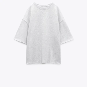 Kortärmad sweatshirt zara  - Säljer denna helt oanvända kortärmade sweatshirten från zara i ljusgrå färg. Prislapp kvar, i väldigt bra skick. 
