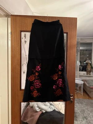 Lång kjol- Anna Holtblad - Jätte härligt lång kjol med färgglada paljetter. Vintage sedan sent 1990-tal. Använd endast ett par gånger. Mycket fint skick.