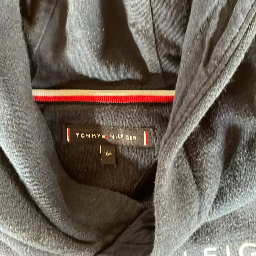 Säljer denna Tommy Hilfiger hoodie som jag aldrig använt. Köpt för 699kr. . Neuletakit & Villapaidat.