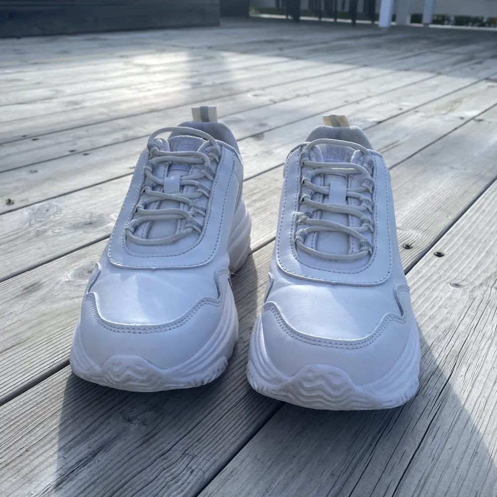 Ett par vita sneakers i storlek 35. De är  använda men tvättade. Säljer då de är försmå. Pris kan diskuteras.. Skor.