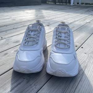 Ett par vita sneakers i storlek 35. De är  använda men tvättade. Säljer då de är försmå. Pris kan diskuteras.