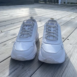 Vita sneakers  - Ett par vita sneakers i storlek 35. De är  använda men tvättade. Säljer då de är försmå. Pris kan diskuteras.