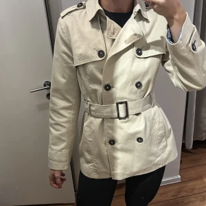 Jacka  - Beige jacka från Tommy Hilfiger. Knappt använd så i väldigt bra skick.