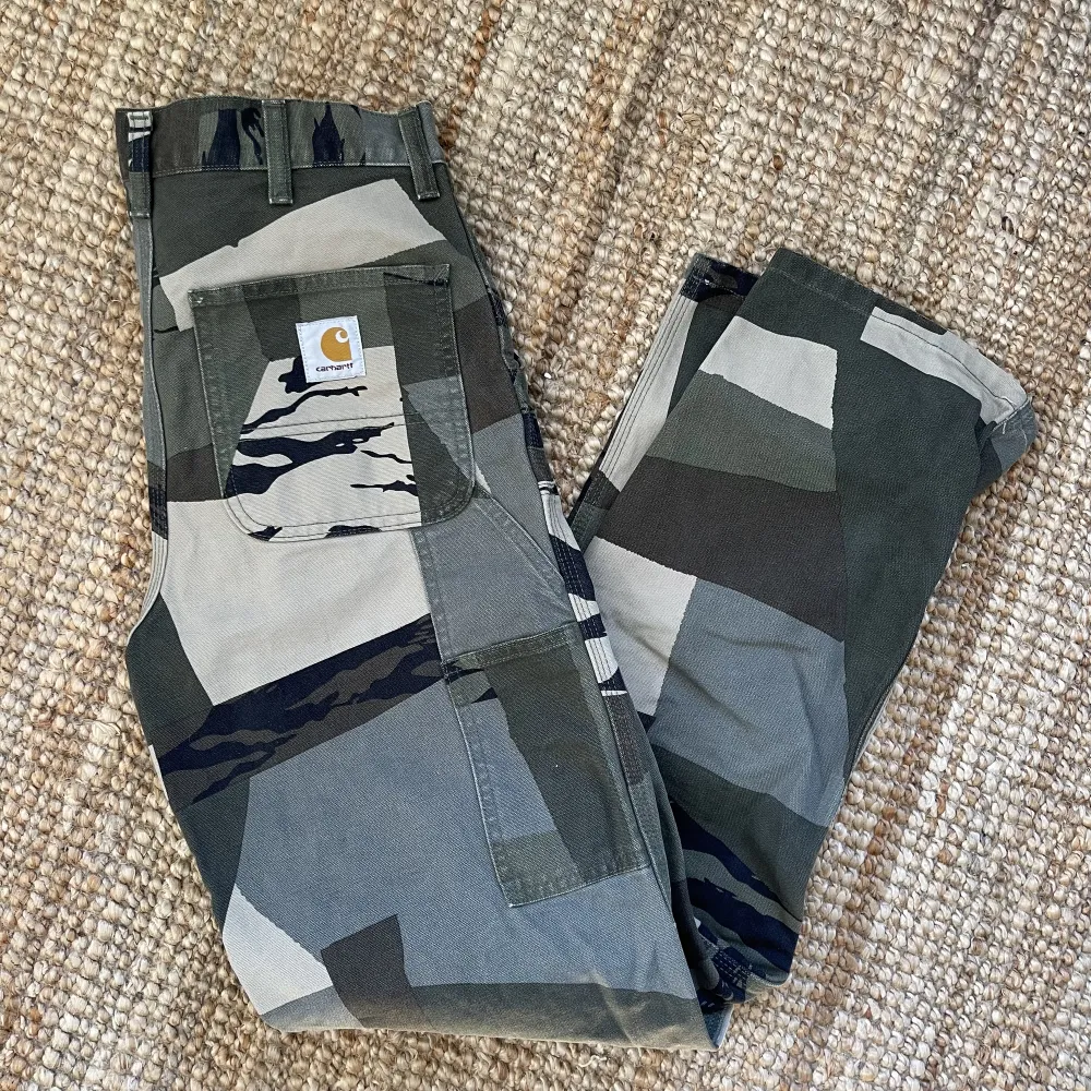 Doubble Knees från Carhartt i camo färg. I storlek 26/32 men passar upp till 29/32. Finns inte att köpa längre men nypris för annan färg är 1500kr ⭐️⭐️. Jeans & Byxor.