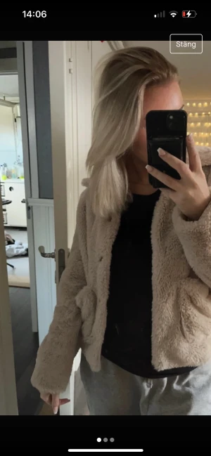Lurvig jacka - Säljer denna mysiga jacka från h&m storlek XS då den ej används!