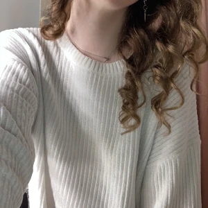 Stickad tröja - Stickad tröja som är jättemysig att ha nu på hösten. Den är jättesmjuk på insidan och stickad av något mjukt material💕 Superfin men kommer inte till användning. Är uppe för att byta men säljer också självklart💕