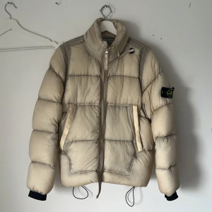 Stone island goose feather jacket  - Använd fåtal gånger. Säljer för en absolut STEAL för jag vill få bort den! 