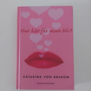 Hur kär får man bli? - Katarina von Bredow - Inbunden. Nyskick. Aldrig läst.
