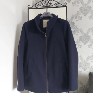 Höst jacka från esprit - Marin blå höst jacka i 50% ull