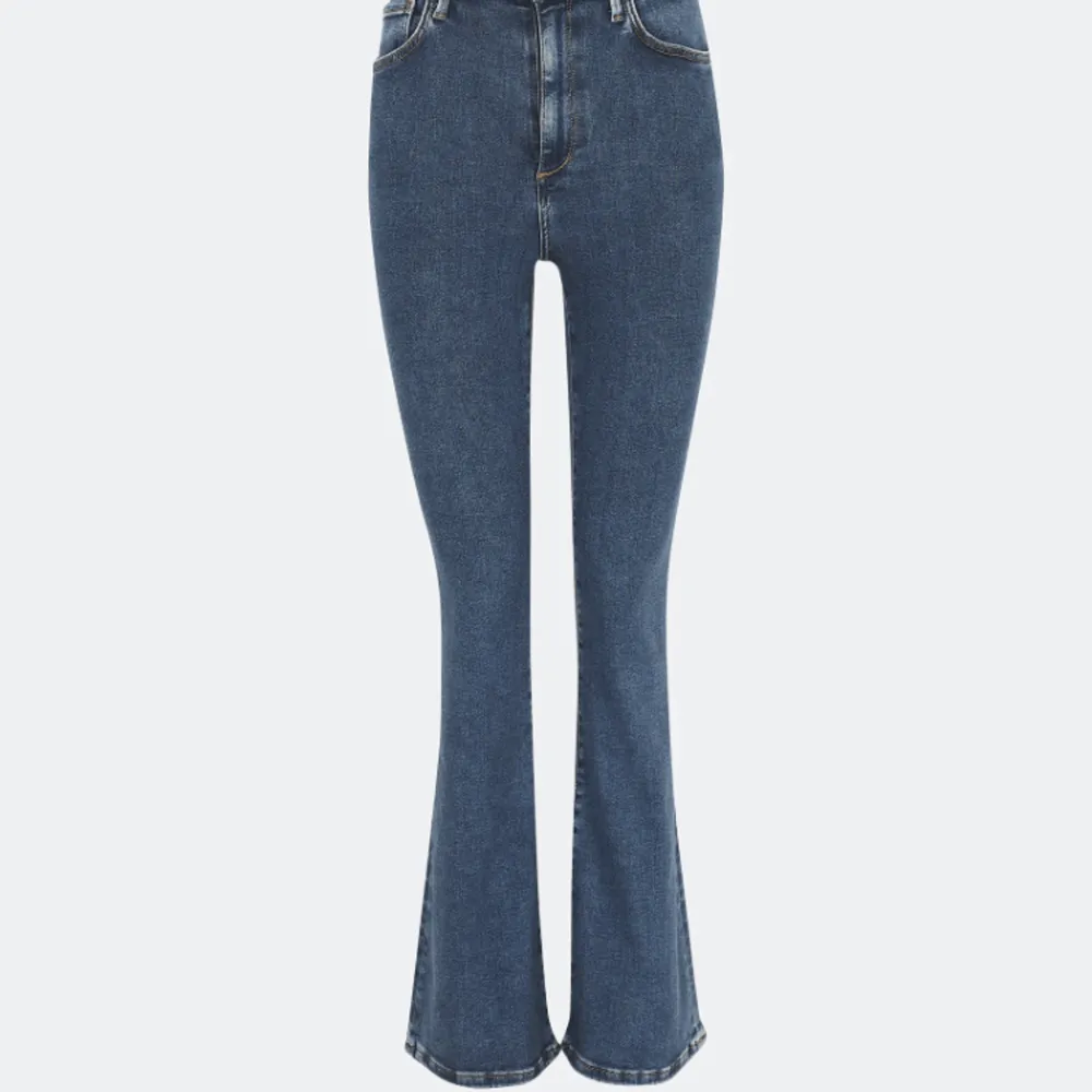 Superfina flare jeans från bikbok tror jag. De är mid/high waist och jag har inte använt de eftersom de inte är min stil. Byter gärna eller så säljer jag för 250❤️‍🔥. Jeans & Byxor.