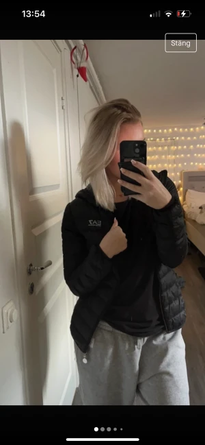 Svart dunjacka - Säljer då den ej används, från Armani. Står ej storlek men skulle säga S.