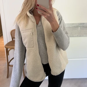 Lurvig väst - Lurvig väst från Lindex. Fint skick!💛