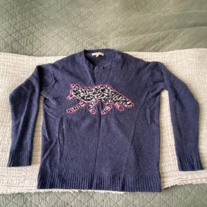 Tröja - Aldrig använd i mycket bra skick. Köpt på arkivet för 600 kr!