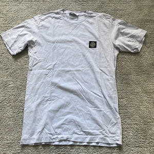 Stone island T-shirt - Säljer nu min riktigt snygga stone island T-shirt som bara har använts ett fåtal gånger alltså är den i grymt bra skick! Jag är 183 cm lång som har på mig den och storleken är S. Obs, färgen är ljuslila.  Nypris: 1100 Mitt pris: 549