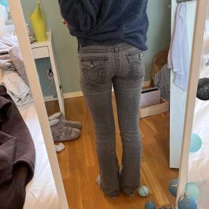 Skitfina jeans från true religion, jag är 165 och dem är perfekta i längden för mig, änvända några gånger och är i bra skick, original priset är ca 1500 kr. Skriv för fler bilder❤️🪩OBS:tryck ej på ” köp nu”