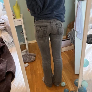 Jeans True religion - Skitfina jeans från true religion, jag är 165 och dem är perfekta i längden för mig, änvända några gånger och är i bra skick, original priset är ca 1500 kr. Skriv för fler bilder❤️🪩OBS:tryck ej på ” köp nu”