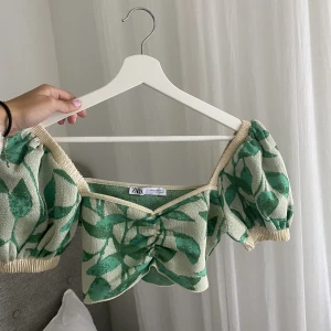 Fest topp - Säljer denna festliga, lite finare toppen. Använd 1 gång, sååå snygg😍😍😍Från zara i storlek s