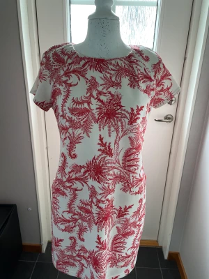 Söt klänning  - Klänning i tjockt material och aldrig använd. 