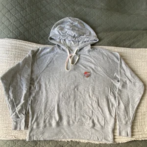 Hoodie - Använd fåtal gånger men i mycket bra skick. Orginalpris 2000 kr!