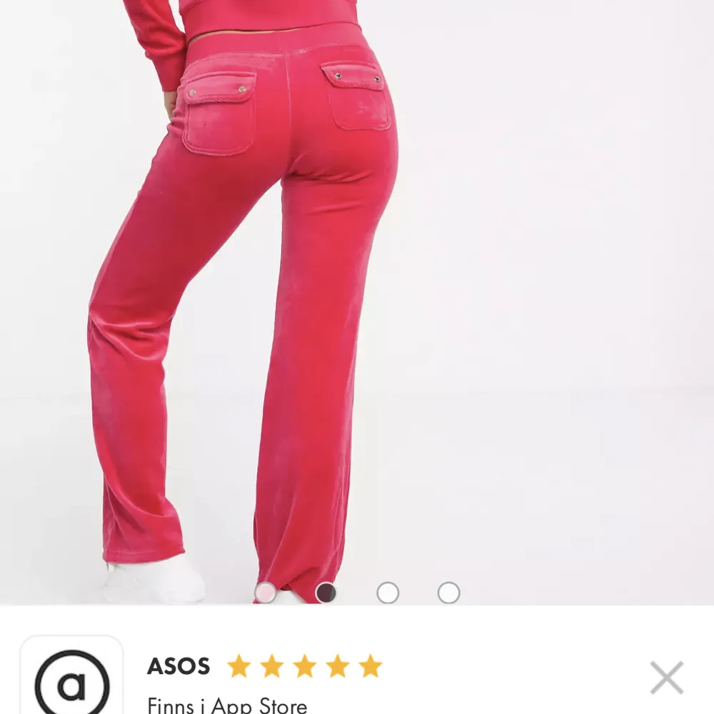 säljer dessa röda/rosa  juciy byxor som är sjukt snygga i perfekt hallon färg ! nypris ca 1200🥰 dom är uppsydda så 155 under ungefär ❤️ på andra bilden ser ni matrialet 🥰. Jeans & Byxor.