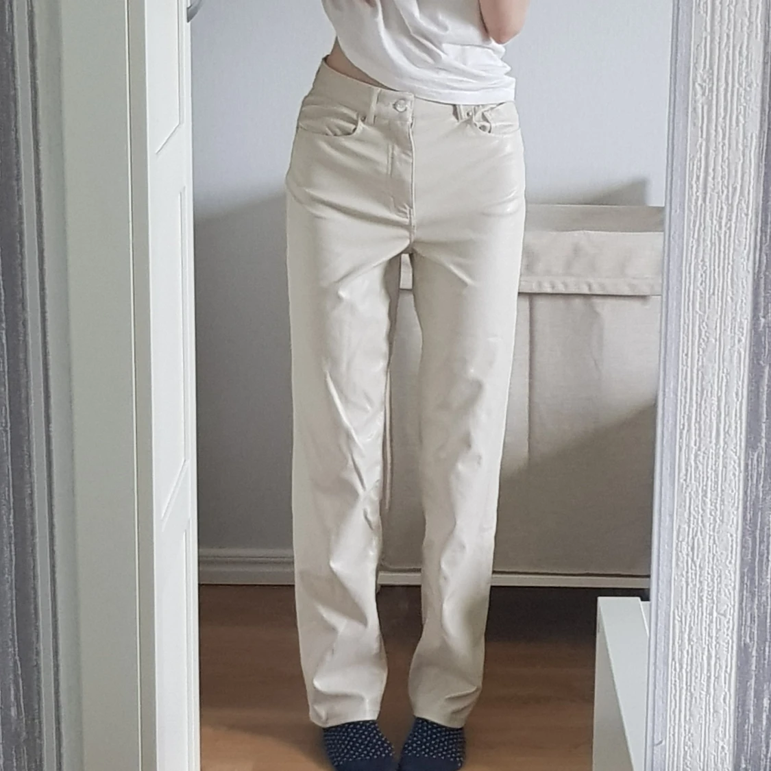 Jeans i läderimmitation - 90