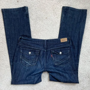 Levis Jeans - Midja: 82cm✨Innerben: 80cm✨Storleken som står är ”6M”, passar storlek 36 eller 38 bra❤️Jag på bilderna är 172cm lång och brukar ha storlek 38💕