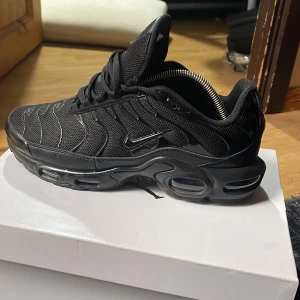 Nike air max plus svart  - Säljer mina Nike air max plus för behov av pengar, nypris: 2200