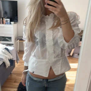 Blus - Blus i nyskick, jag har i vanliga fall strl S och det står inte vilken strl denna har men skulle uppskatta M, men ni får uppskatta själva jag har S!😍