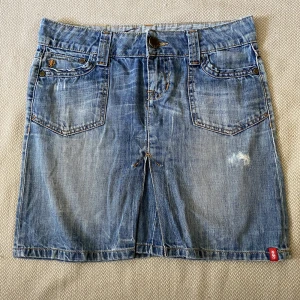 Snygg jeanskjol  - Så fin jeanskjol från esprit, säljer då den inte passar mig längre :( Det står ingen storlek men midjemåttet är 40 cm mätt rakt över, och längden är 42 cm :) 