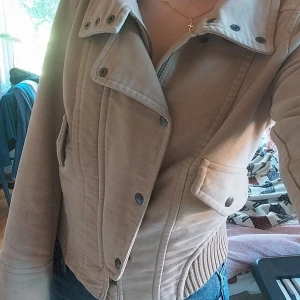 Höstjacka - Jättesnygg croppad jacka i en höstig beige/brun färg. Köpte den på myrornas men har inte kommit till användning. Inga defekter. Passar mig som är ungefär strl S bra. Pris går att diskutera💗💗