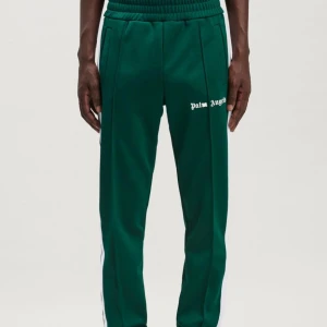 Palm Angels Byxor - Knapp använda, väldigt bra skick. Inga fläckar, hål eller liknande. Självklart äkta. Skriv för fler bilder. Priset går att diskutera vid snabb affär. 