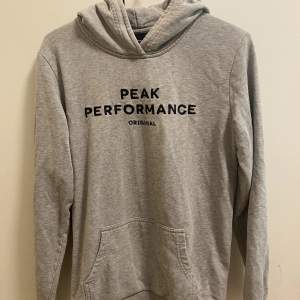 Ljusgrå hoodie från Peak Performance, väl skött och passar mig som har S i tröjor även fast storleken är 170. För fler frågor eller bilder skriv privat 🤍 nypris 559kr