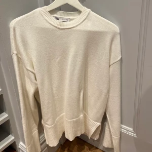 Vit Zara Tröja  - Super fint plagg från zara. Använt 1-2 gånger. I jätte bra skick. 💕