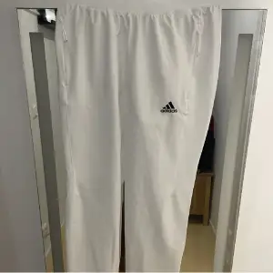 Helt nya oanvända vita adidas byxor storlek S vind material skit snygga 