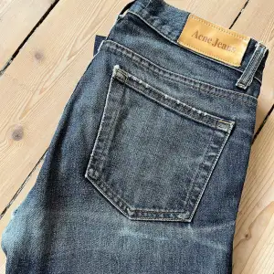 Acne Jeans, 30/34, mörkblå, Mic Desert, reparerade i gren