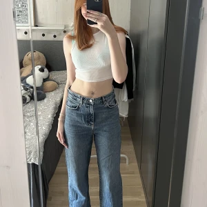 Jeans - Raka jeans ifran Vero moda, storlek 31/32 vilket motsvarar storlek EU38 och normallängd för jeans, men lite stor i storleken pà mig som vanligtvis har 36 i jeans, nypris 599kr