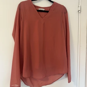 Blus - Röd/orange v-ringad blus😊